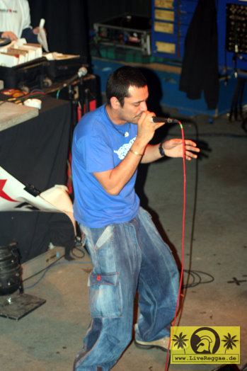 El Condorsito with  The Bassrunner Soundtribe - Germaican Roadshow - Kassablanca, Jena 13. Mai 2005 (8).jpg
